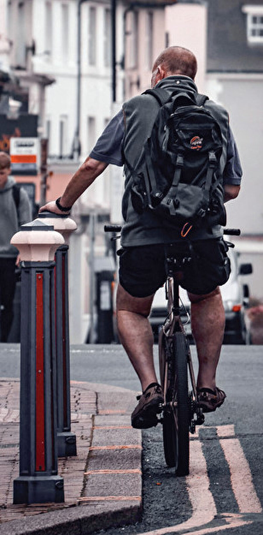 İngiltere’de bisiklet kullanıcılarının ışık, reflektör ve fren bakımı yaptırması zorunludur.