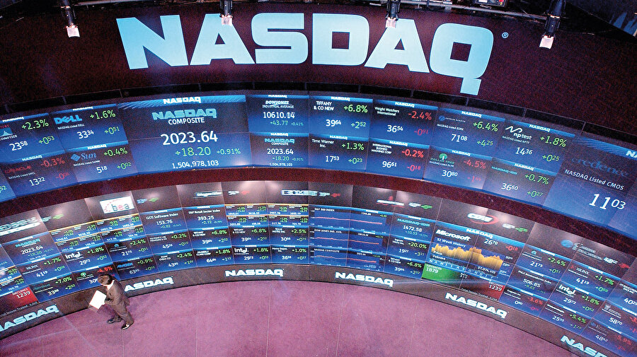 Lâle devri demiştik ya, Amerikan FED para musluklarını kısmaya başlayıp Japonya resesyona girince, Amerikan teknoloji borsası Nasdaq tepetaklak düşmeye başlar.