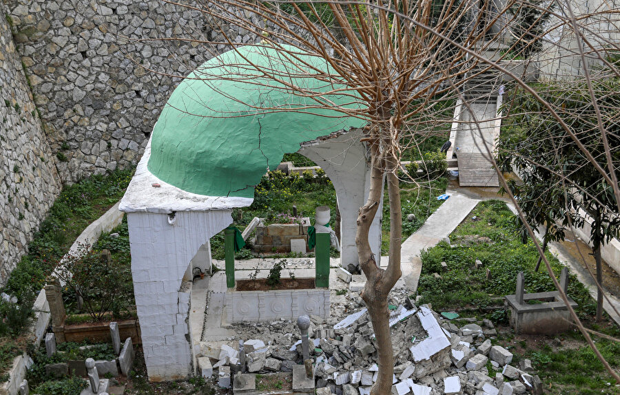 Gazi Abdurrahman Paşa'nın türbesi depremde ağır hasar gördü