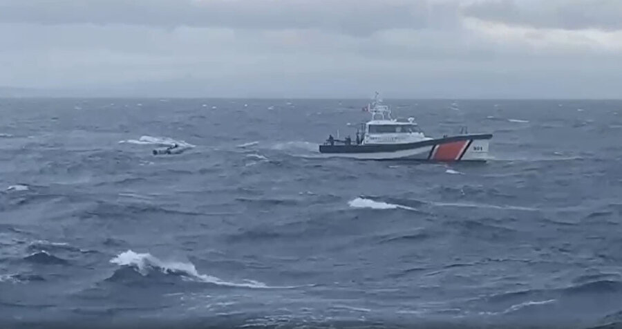 Aydın'ın Didim ilçesi açıklarında yarı batık haldeki lastik bottan 10 düzensiz göçmen kurtarıldı.