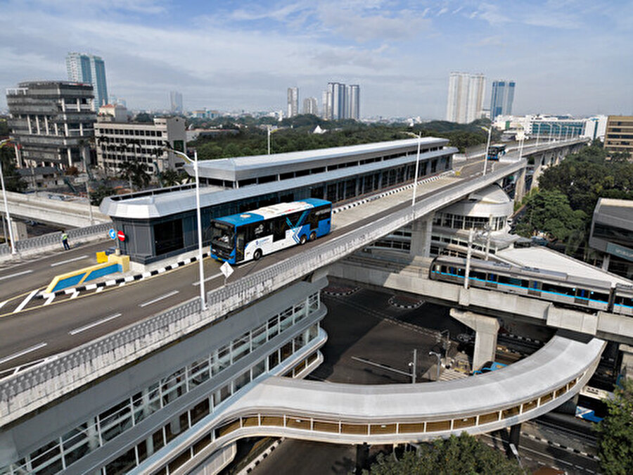 Başkent Cakarta'da yaşayanların MRT (Mass Rapid Transit- Hızlı Toplu Taşıma) İstasyonu'ndan dört Transjakarta otobüs durağına bağlanmasını kolaylaştırmak için Cakra Selaras Wahana istasyonu hayata geçiriliyor.