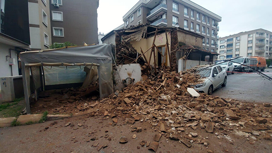 İzmir'de metruk bina çöktü: Parka halindeki otomobil hasar gördü