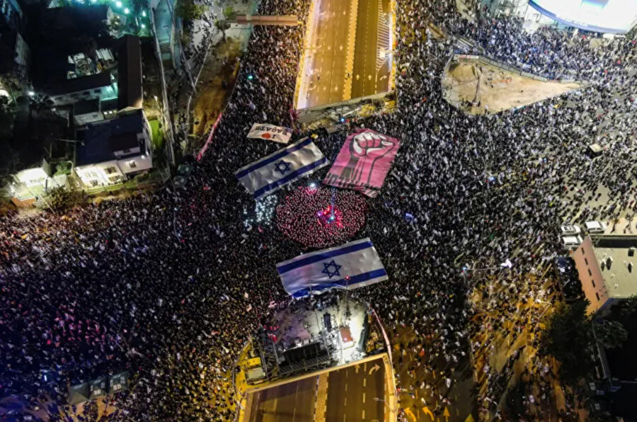 Cumartesi günü, protesto organizatörleri, Haaretz gazetesinin "ülke tarihindeki en büyük gösteri" olarak adlandırdığı olayda, İsrail genelinde 500.000 kadar göstericinin sokaklara döküldüğünü söyledi.
