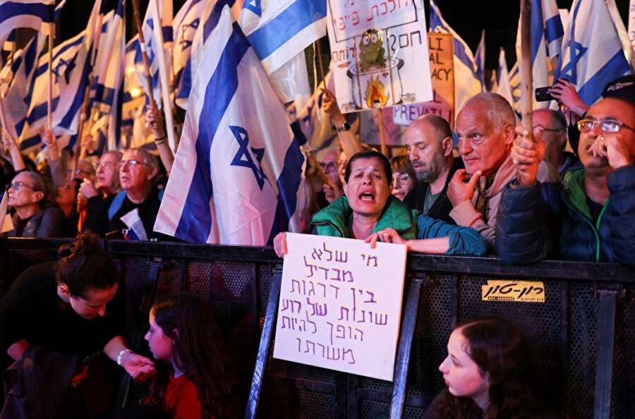 İsrail medyasının verdiği tahminlere göre kıyı kenti Tel Aviv'deki en büyük gösteriye birçoğu mavi beyaz İsrail bayrakları sallayan yaklaşık 100.000 protestocu katıldı. Dokuz milyonu aşkın nüfusa sahip ülkenin diğer şehir ve kasabalarında da gösteriler düzenlendi.