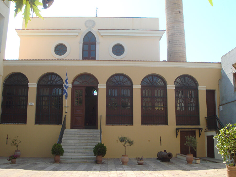 Neval Konuk, Sakız Adası'nda ayakta kalmayı başaran Osmanlı eserlerinin bilinçli olarak amaçları dışında kullanılarak kimliksizleştirildiğini ifade etti.