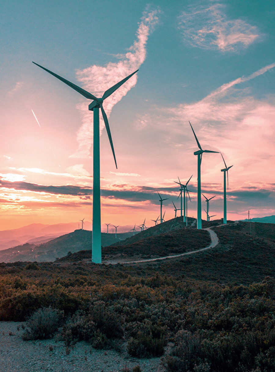 Coğrafi konumunun sunduğu avantajlarla yüksek güneş enerjisi potansiyeline sahip olan Türkiye, bu alandaki yatırımlarla dünyada 14, Avrupa’da ise 7’nci sırada yer alıyor.