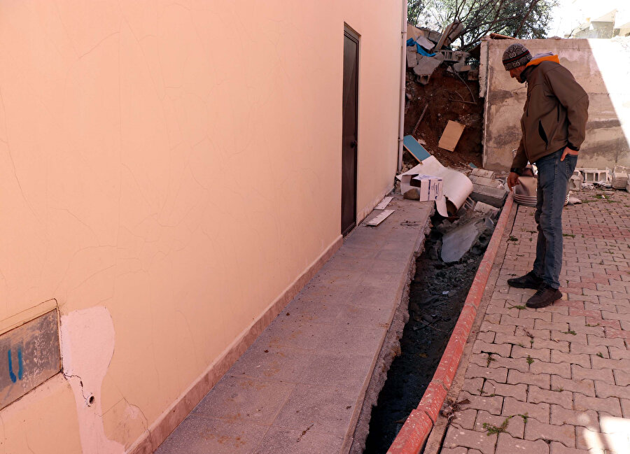 Deprem binanın yönü değiştirdi