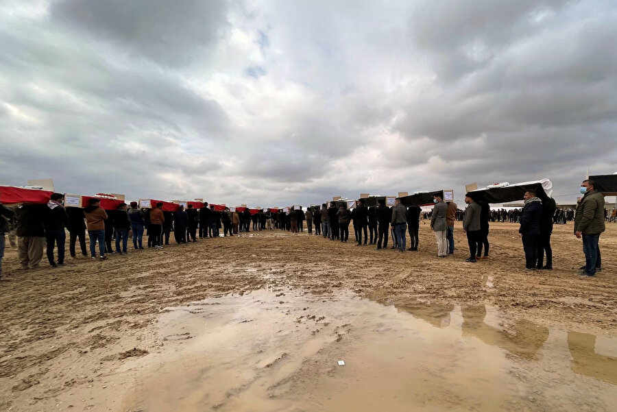 Yas tutanlar, İslâm Devleti militanları tarafından öldürülen azınlık Ezidi mezhebinden insanların cenazelerini taşıyor. 