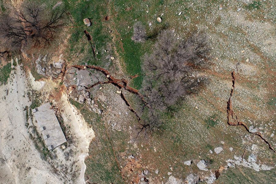 Depremde zemini kayan ve derin yarıklar oluşan mezra tahliye edildi