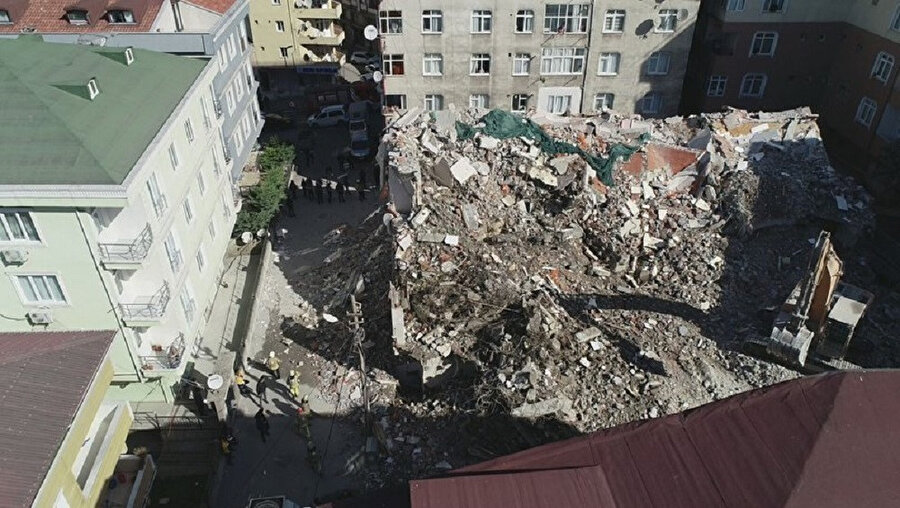Yıkılan binadan bir görüntü