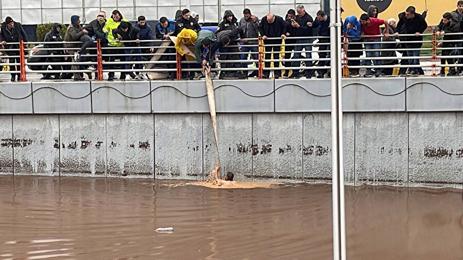 Şanlıurfa'daki selde alt geçitte mahsur kalan itfaiye erleri yüzerek kurtuldu