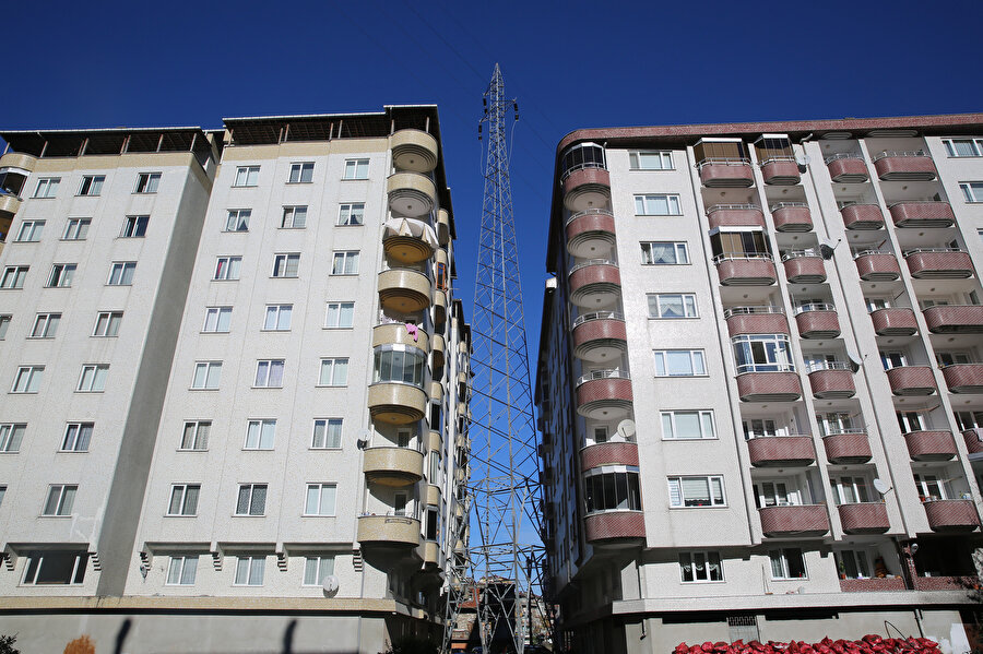 İki bina arasındaki 40 metrelik elektrik direği görenleri hayrete düşürdü