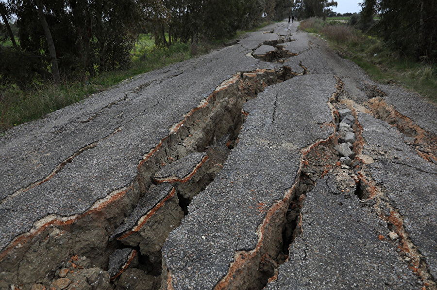 Hatay'da bir insanın içine girebileceği kadar yarık oluştu
