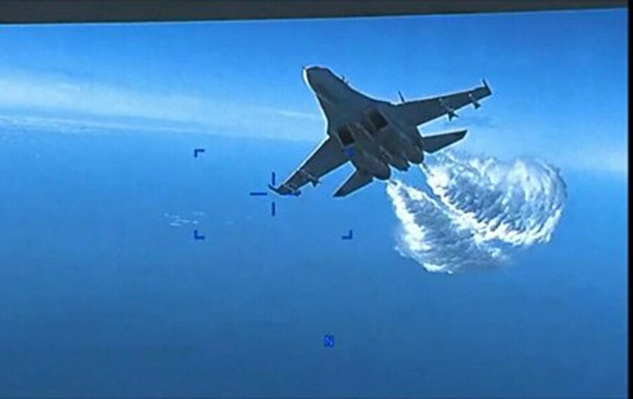 Rus jetinin ABD İHA’sının üzerine yakıt boşaltıyor