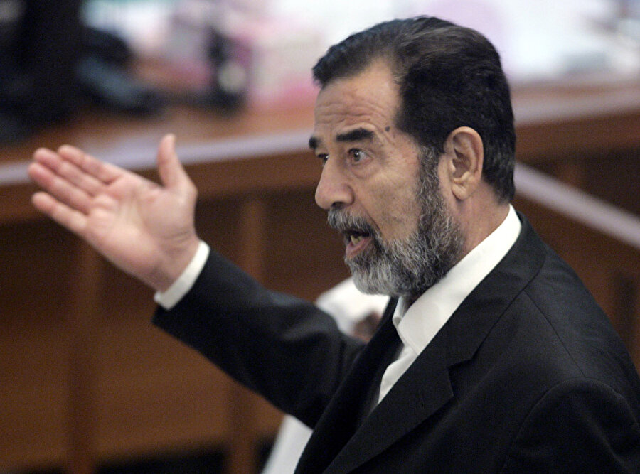 Saddam Hüseyin Temmuz 2004'te yargılandığı mahkemede Halepçe katliamı üzerine sorulan soruya "1988'de 5000 Kürdün katledildiği Halep katliamına karışmadım. Bu olayı yeni duydum." yanıtını vermişti..