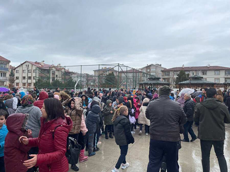 Depremde halk sokaklara çıktı