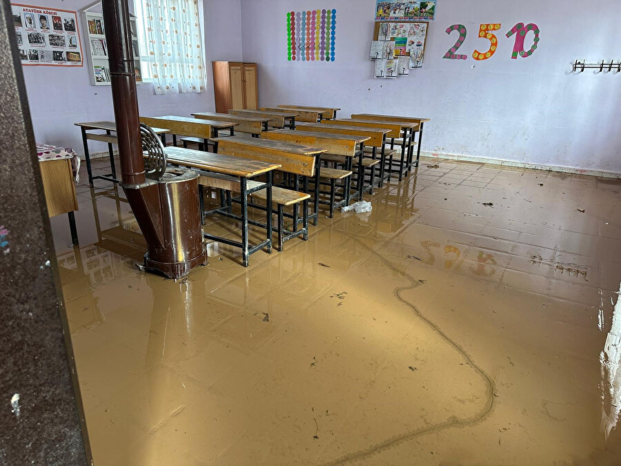 Mardin'de yağmur etkili oldu: İlkokulu ve evleri su bastı