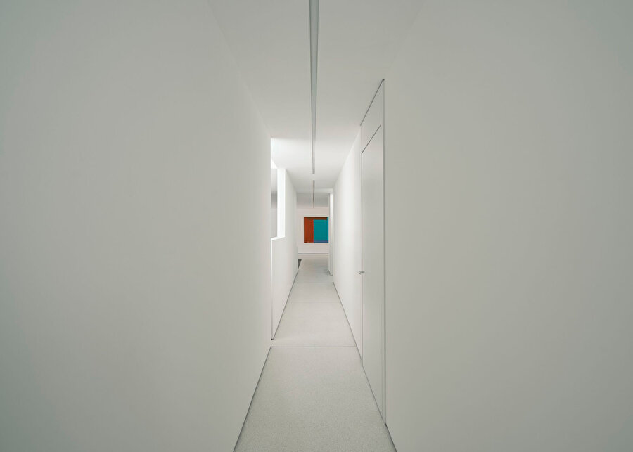 İnce uzun koridorda kullanılan beyaz renk ile sonsuzluk algısı kuvvetlendiriliyor. 