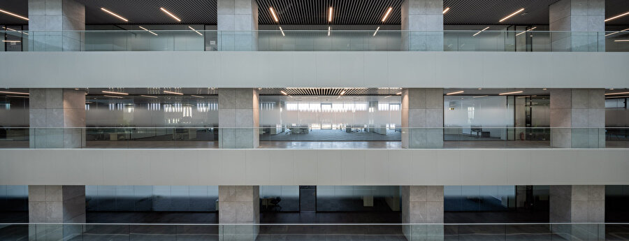 Ofis binasındaki galeri boşluğu tüm katlara gün ışığının ulaşmasını sağlarken ferah bir iç mekan atmosferi oluşturuyor. 