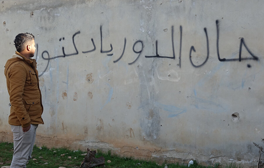 Suriye'nin Dera kentinde okul çocuklarının Suriye Cumhurbaşkanı Beşşar Esed'i yaklaşan bir devrim konusunda uyaran ve iç savaşı tetikleyen "Ey doktor şimdi sıra sana geldi" duvar yazılarının üzerinden 12 yıl geçti.