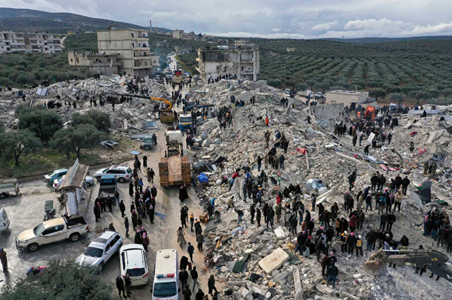 Depremlerde Suriye'de, yarısından fazlası muhaliflerin kontrolündeki bölgelerde olmak üzere en az 3 bin 688 kişi hayatını kaybetti, 14 bin 749 kişi yaralandı.