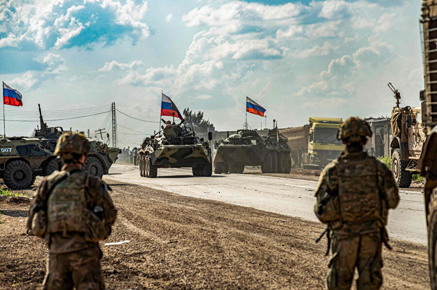 Suriye'nin kuzeydoğusundaki Haseke vilayetinde, ABD askerleri, Rus askerî zırhlı personel taşıyıcılarıyla yan yana, 2 Mayıs 2020.