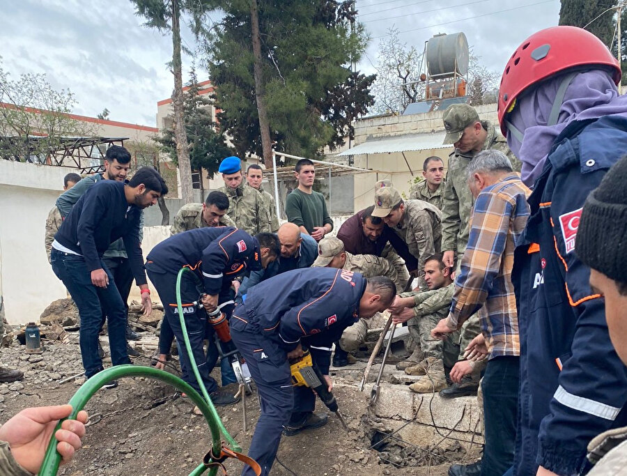 Kilis'te depremde hasar gören tek katlı yapı çöktü: Bir ölü