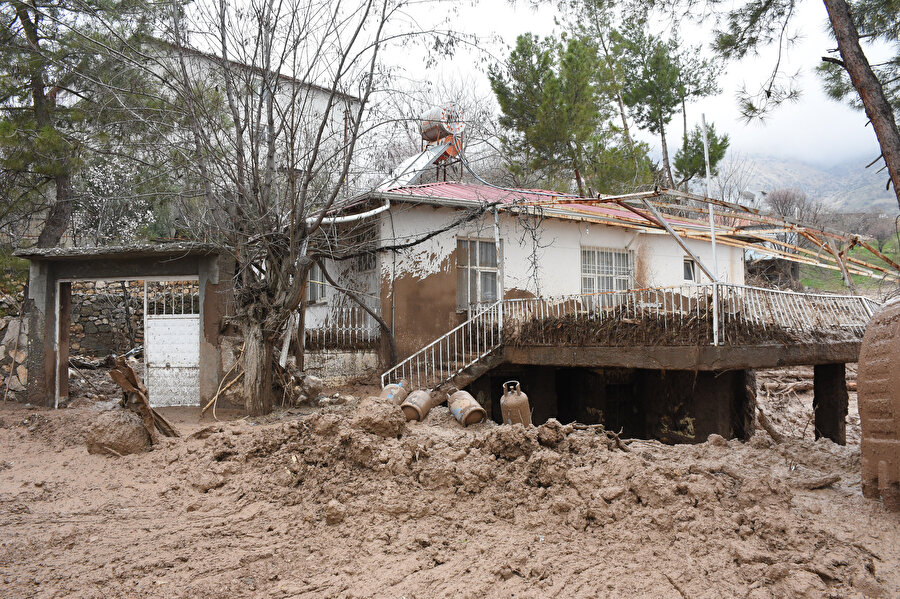 Bir evi depremde diğer evi selde zarar gördü