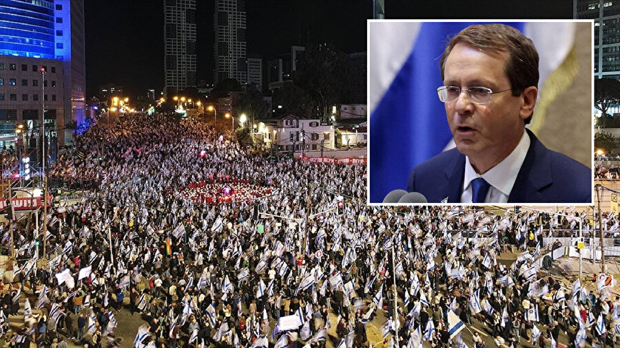 ​İsrail Cumhurbaşkanı Isaac Herzog ve Netanyahu hükümetinin tartışmalı yargı düzenlemesini protesto eden göstericiler