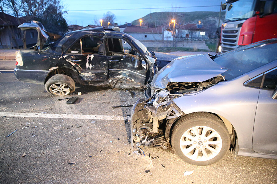 Nevşehir'de üç otomobil kazaya karıştı: 2 ölü, 2 yaralı