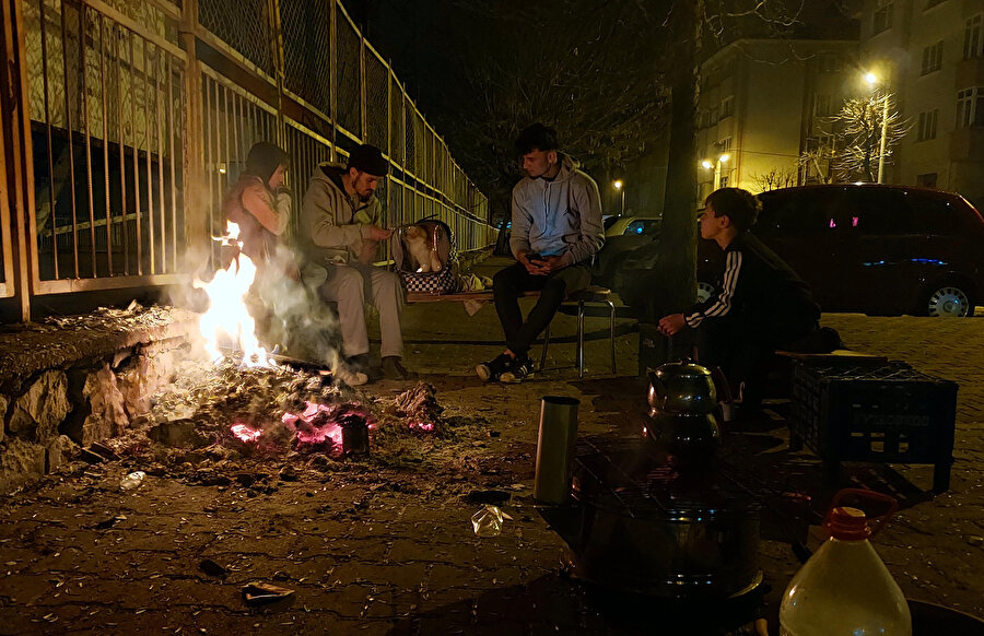 Bolu'da deprem nöbeti: Geceyi sokakta geçirdiler