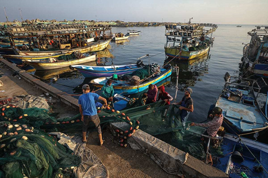Gazze Şeridi'nde halkın önde gelen geçim kaynaklarından biri olan balıkçılık sektörü, İsrail kısıtlamalarından en çok etkilenen gruplardan birini oluşturuyor.