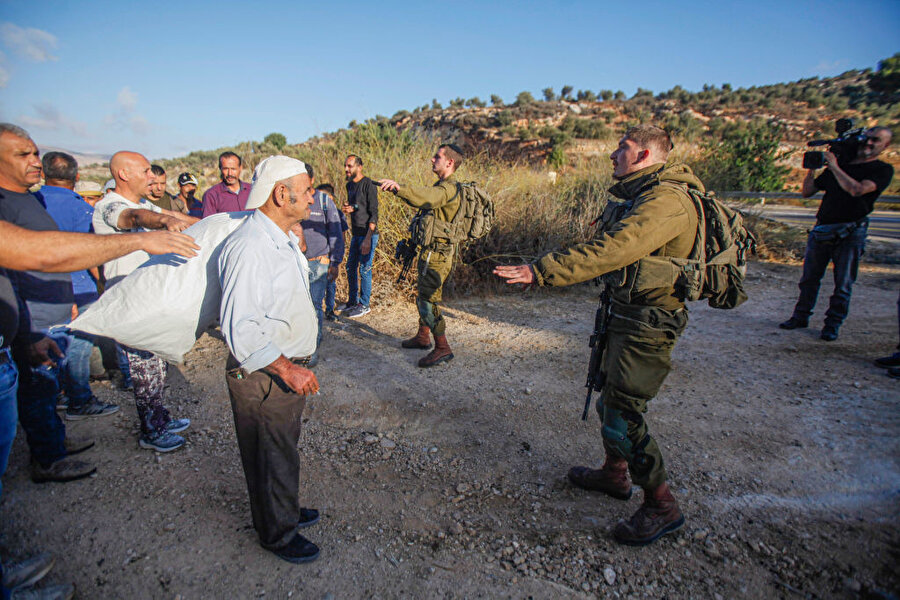İsrail askerleri ve yerleşimciler zeytin başta olmak üzere pek çok tarım arazisine provokatif saldırılarda bulunuyor. 