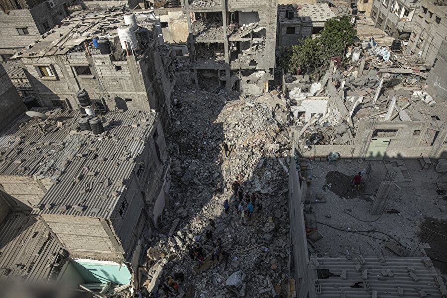 Gazze Şeridi'nin güneyindeki Refah'ta İsrail hava saldırısından sonra bir binanın enkazı, 7 Ağustos 2022.