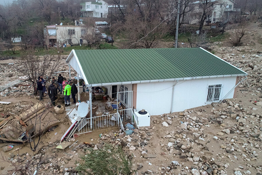 Depremden kaçıp yerleştikleri yazlık evlerinde selden kıl payı kurtuldular