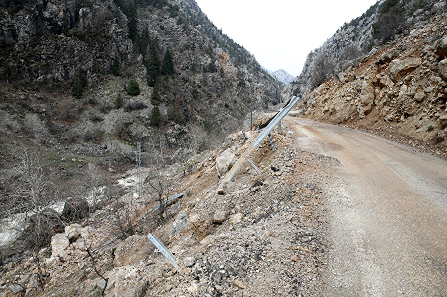 Kahramanmaraş'ta depremde dağdan kopan kayalar kırsaldaki yolları da tahrip etti