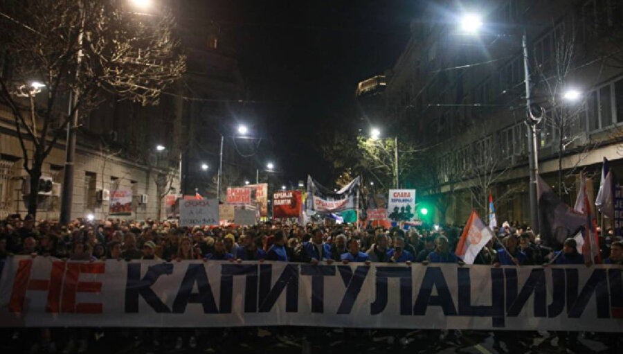 Protestocular Sırp bayrakları ve "Kosova satılık değil", "Avrupa Birliği değil, Sırbistan" ve "Teslimiyete hayır" yazılı pankartlar taşıdılar.