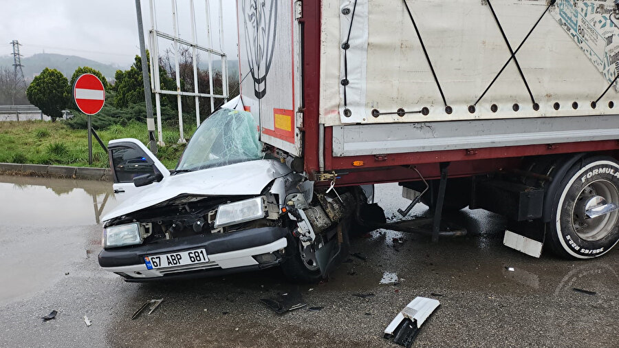 Düzce'de otomobil park halindeki tıra çarptı: 3 yaralı