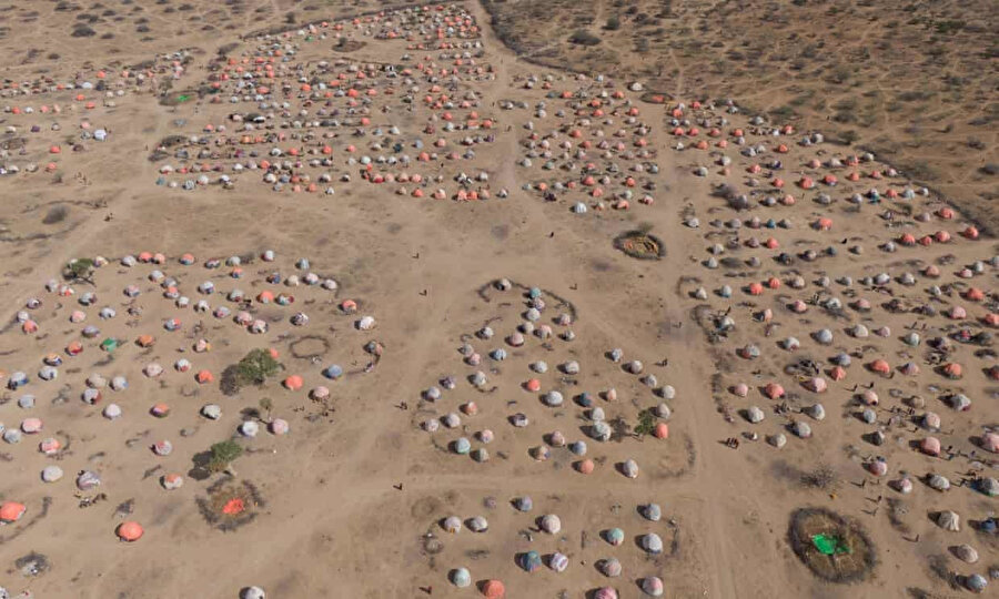 Kamplardaki sığınmacılar, poşet ve kumaştan yapılan evlerde kalmak zorunda kalıyor.