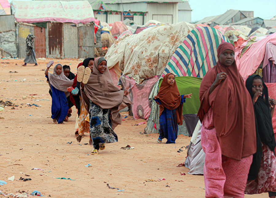 Kuraklıktan etkilenen bölgelerden kaçan Somalililer, Mogadişu'nun varoşlarındaki yerinden edilmiş kişiler için kurulan derme çatma kamplarda ellerindeki sınırlı eşyalarla geçinmeye çalışıyor.