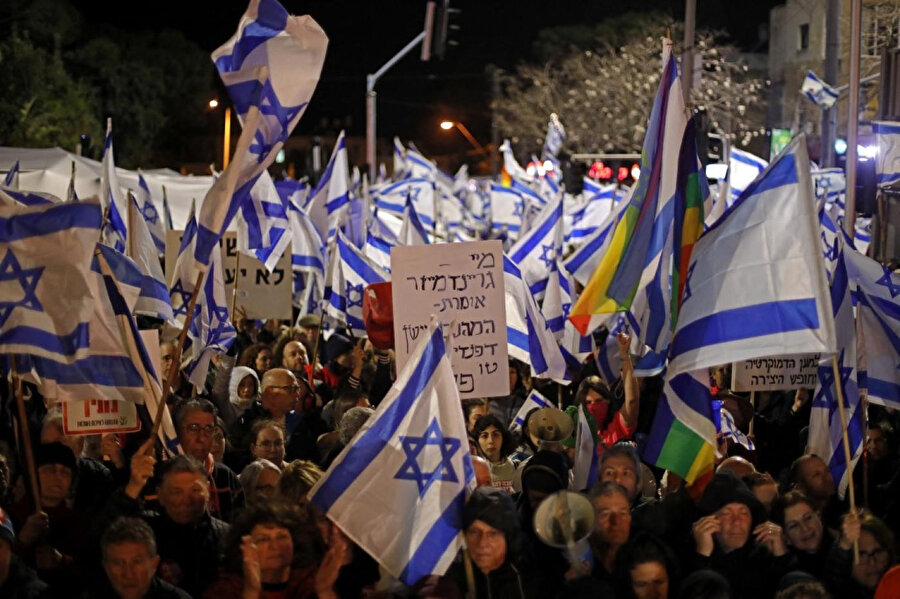 İsrail medyası Hayfa, Kudüs ve Beersheba da dahil olmak üzere 100'den fazla kasaba ve şehirde gösteriler yapıldığını bildirdi.