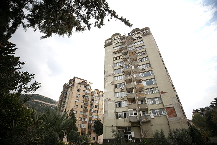 Hatay'da 13 katlı binanın yıkıldığı sitedeki güçlendirilmiş iki blokta 60 aile hayatta kaldı