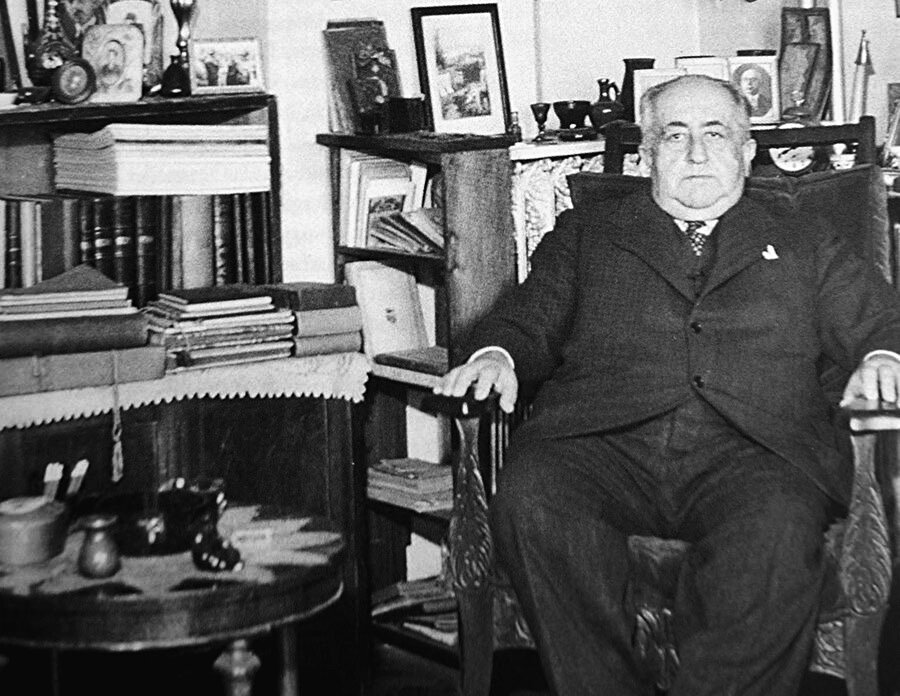 Türk şair, oyun yazarı ve diplomat.