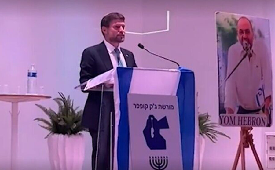Maliye Bakanı Bezalel Smotrich, 19 Mart 2023'te, 2021'de kanserle uzun bir savaşın ardından hayatını kaybeden önde gelen sağcı Likud aktivisti ve Yahudi Ajansı yönetim kurulu üyesi Jacques Kupfer için Paris'te düzenlenen özel bir anma töreninde konuşuyor.
