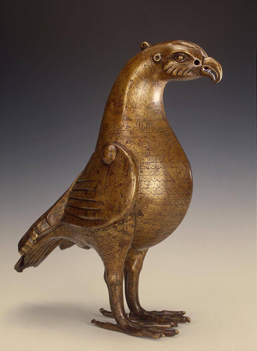 Ermitaj Müzesi’ndeki İslâm sanatı motifli Akuamanil, İslâm’ın yayılmasından sonra bölgede kesin olarak tarihi bilinen en eski bronz nesnedir.
