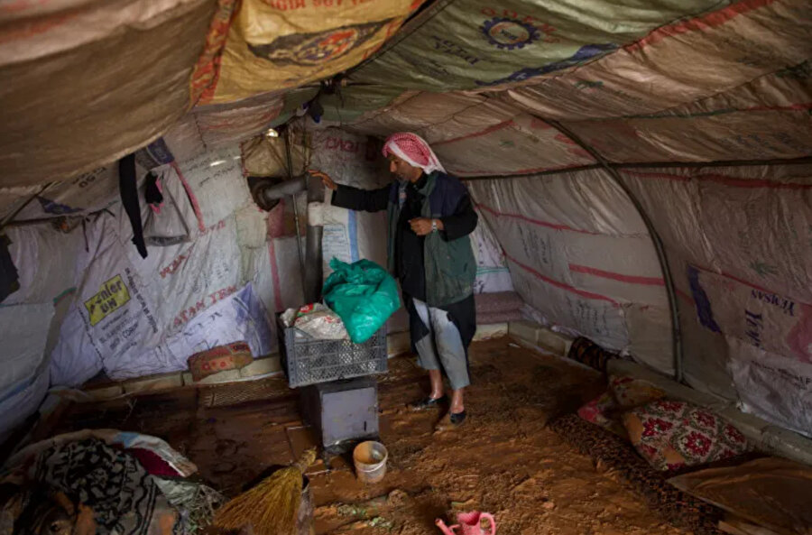 37 yaşındaki Salih el-Ahmed, eşi ve iki kızıyla birlikte Adwan kampında yaşıyor. Selden sonra çadırı kullanılamaz hale gelen el-Ahmed, ailesini geçici olarak yağmur fırtınasından etkilenmeyen yakındaki bir kampta yaşayan kız kardeşinin yanına taşıdı.