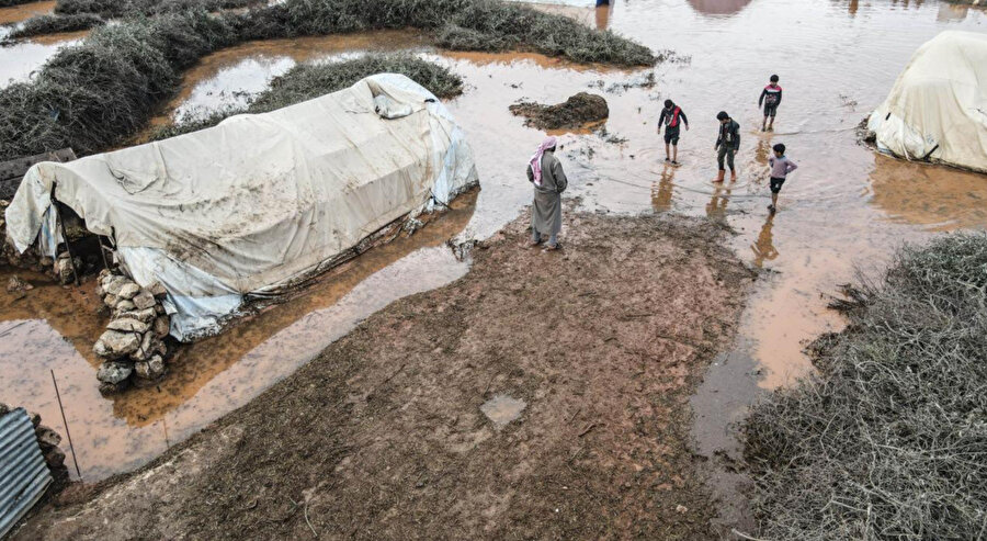 Kamplarda sular altında kalan çadırlarda, bir kısmı depremzede olmak suretiyle binlerce sivil yaşıyor.
