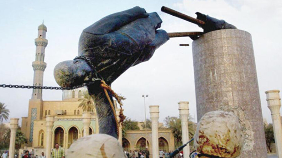 Bağdat'ın Firdevs Meydanı'ndaki Saddam'ın heykelinin devrilmesi, ABD'nin zaferinin simgesi olarak dünya çapında manşetlere çıktı.