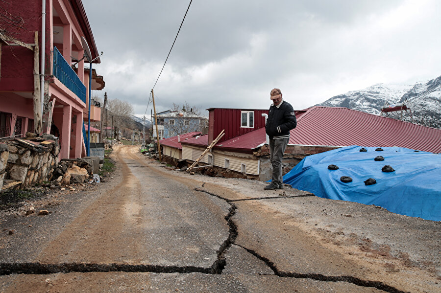 Depremler Nurhak'ta yüzey kırıkları ve çökmelere neden oldu