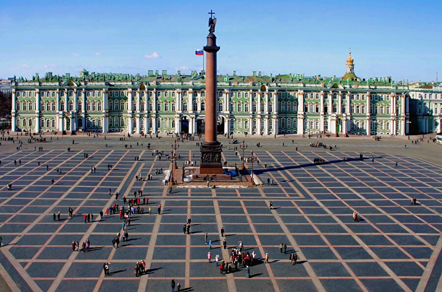Ermitaj, Rus imparatorlarının eski ikametgâhı olan Kış Sarayı da dahil olmak üzere altı tarihî yapıdan oluşan büyük bir komplekse sahiptir.